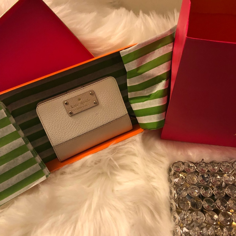 Kate Spade Wallet (Authentic) - Picture 2 of 8